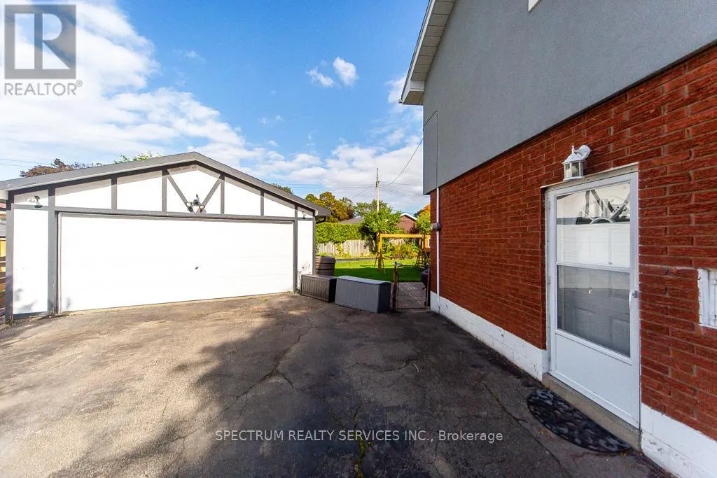 11 CARRINGTON COURT