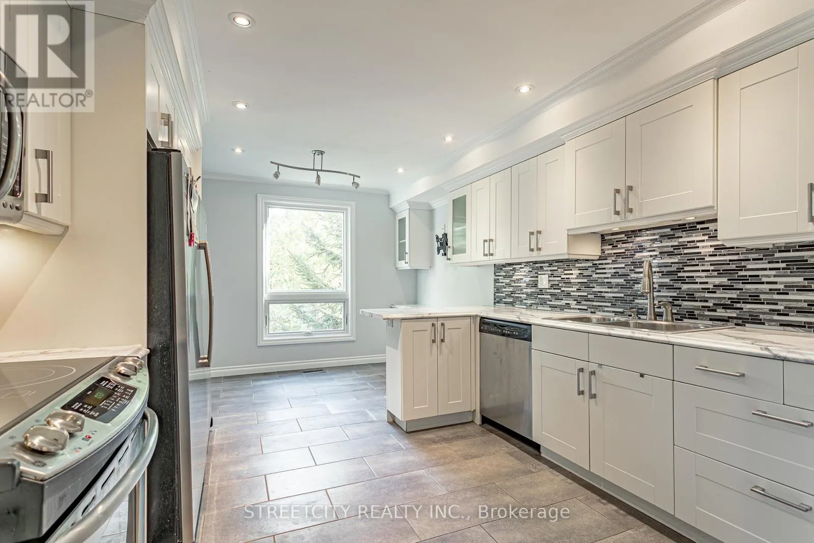 35 - 359 EVERGALDE CRESCENT N, #35
