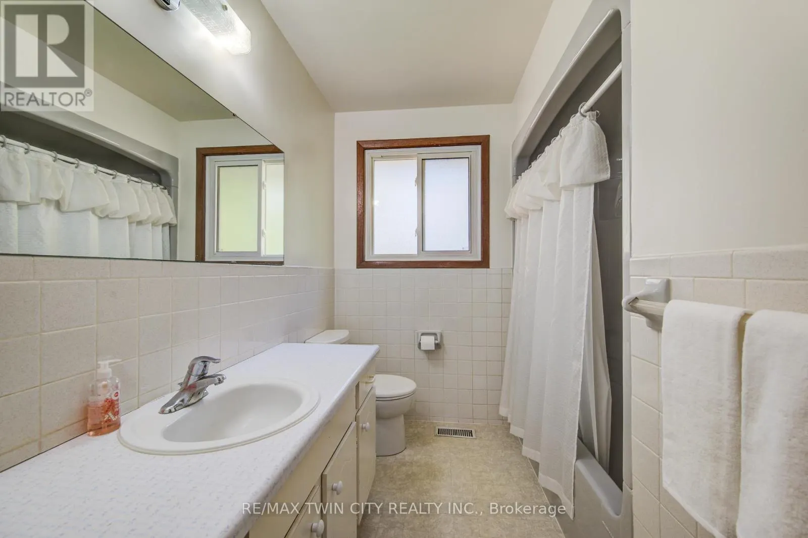 39 KENWOOD CRESCENT