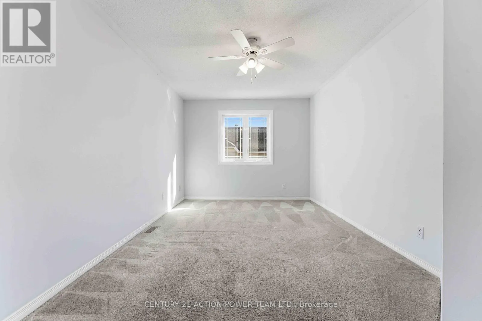 20 WOODFORD WAY N