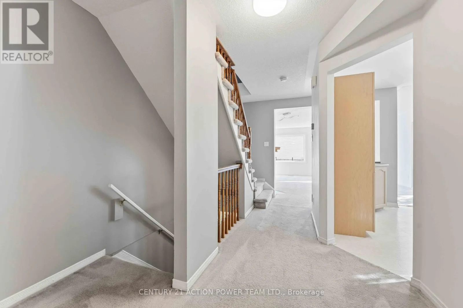 20 WOODFORD WAY N