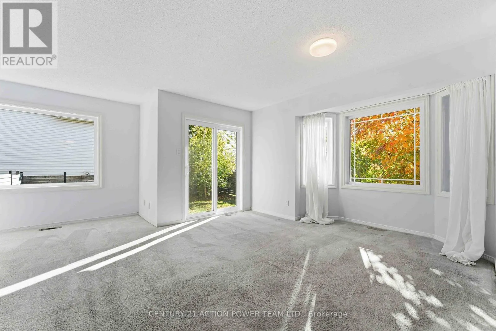 20 WOODFORD WAY N
