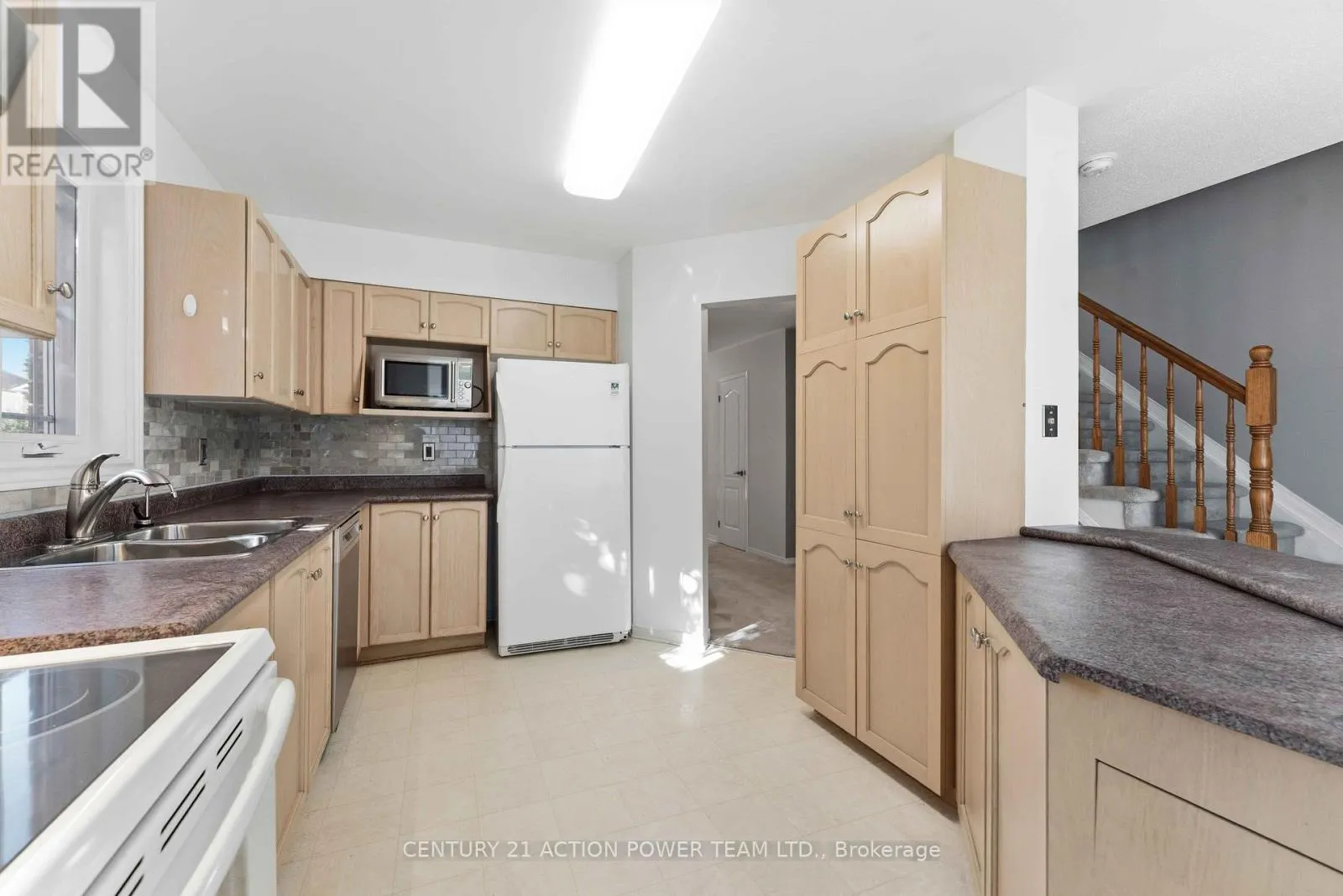 20 WOODFORD WAY N