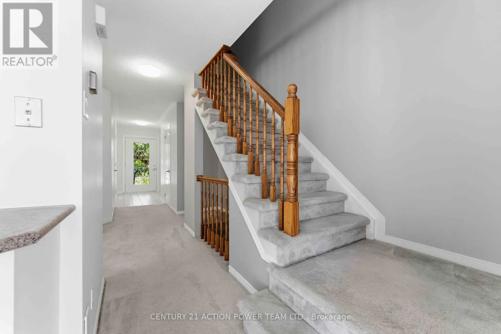 20 WOODFORD WAY N