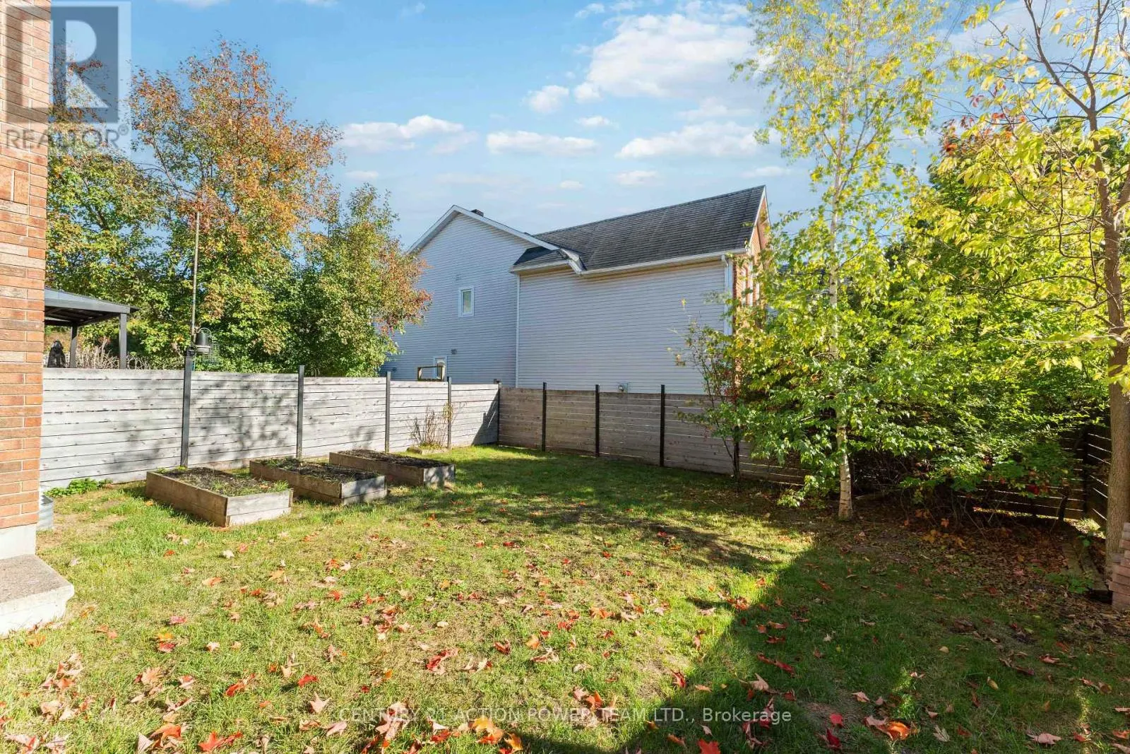 20 WOODFORD WAY N