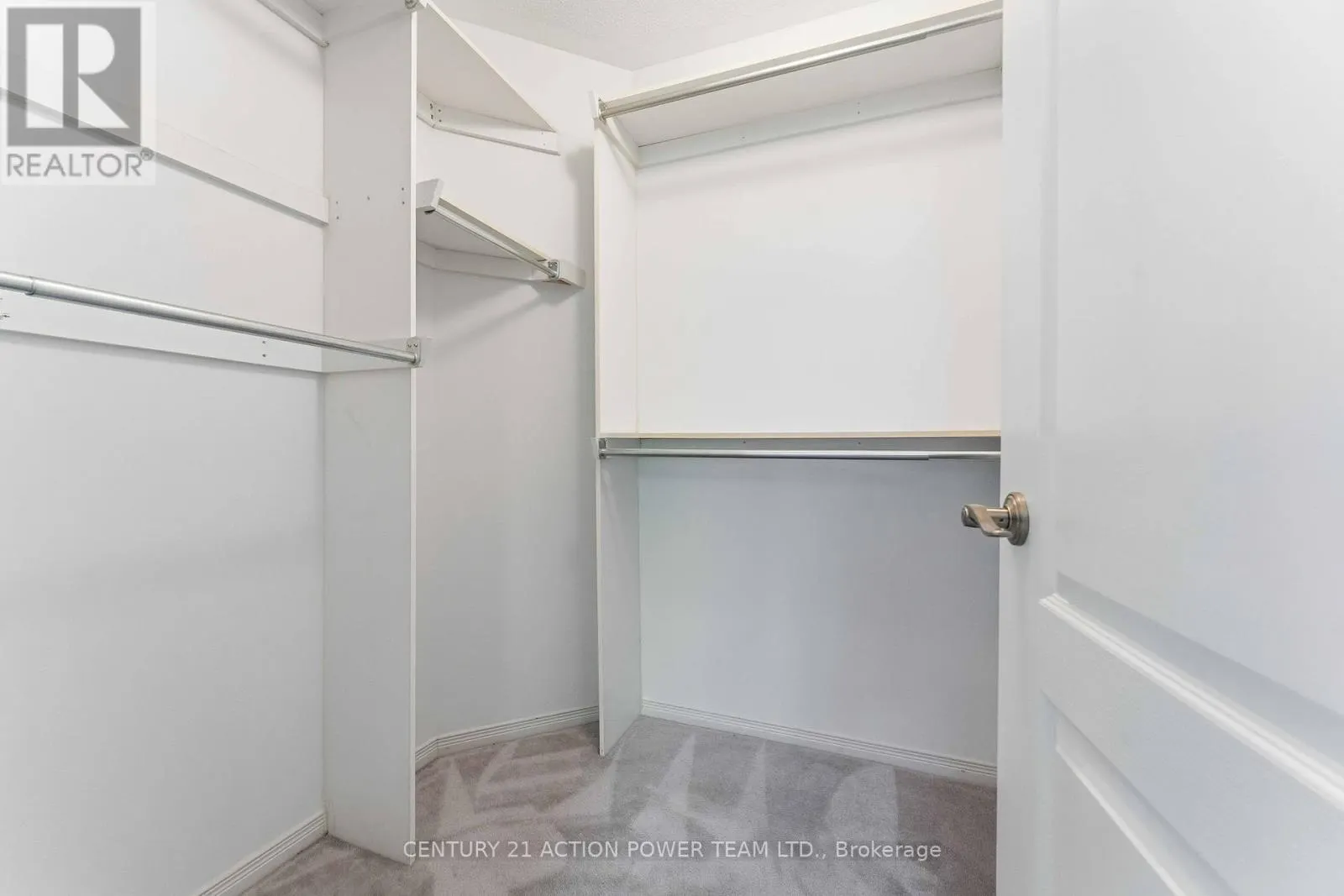 20 WOODFORD WAY N