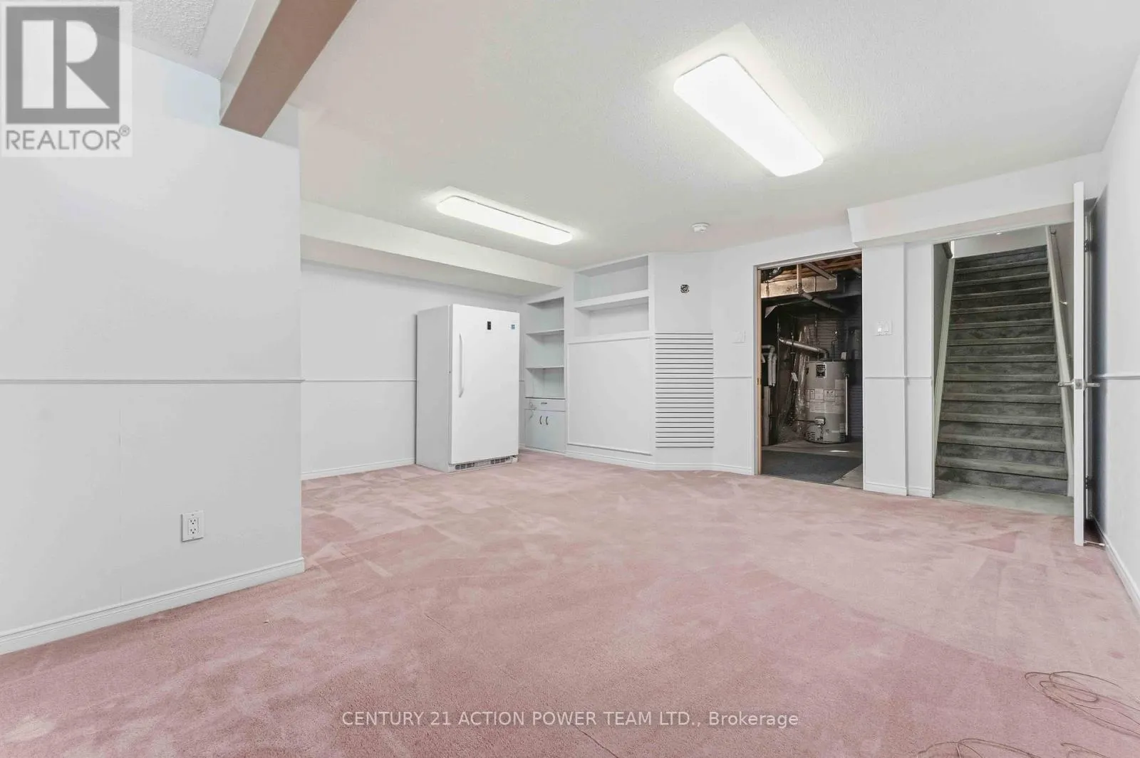 20 WOODFORD WAY N