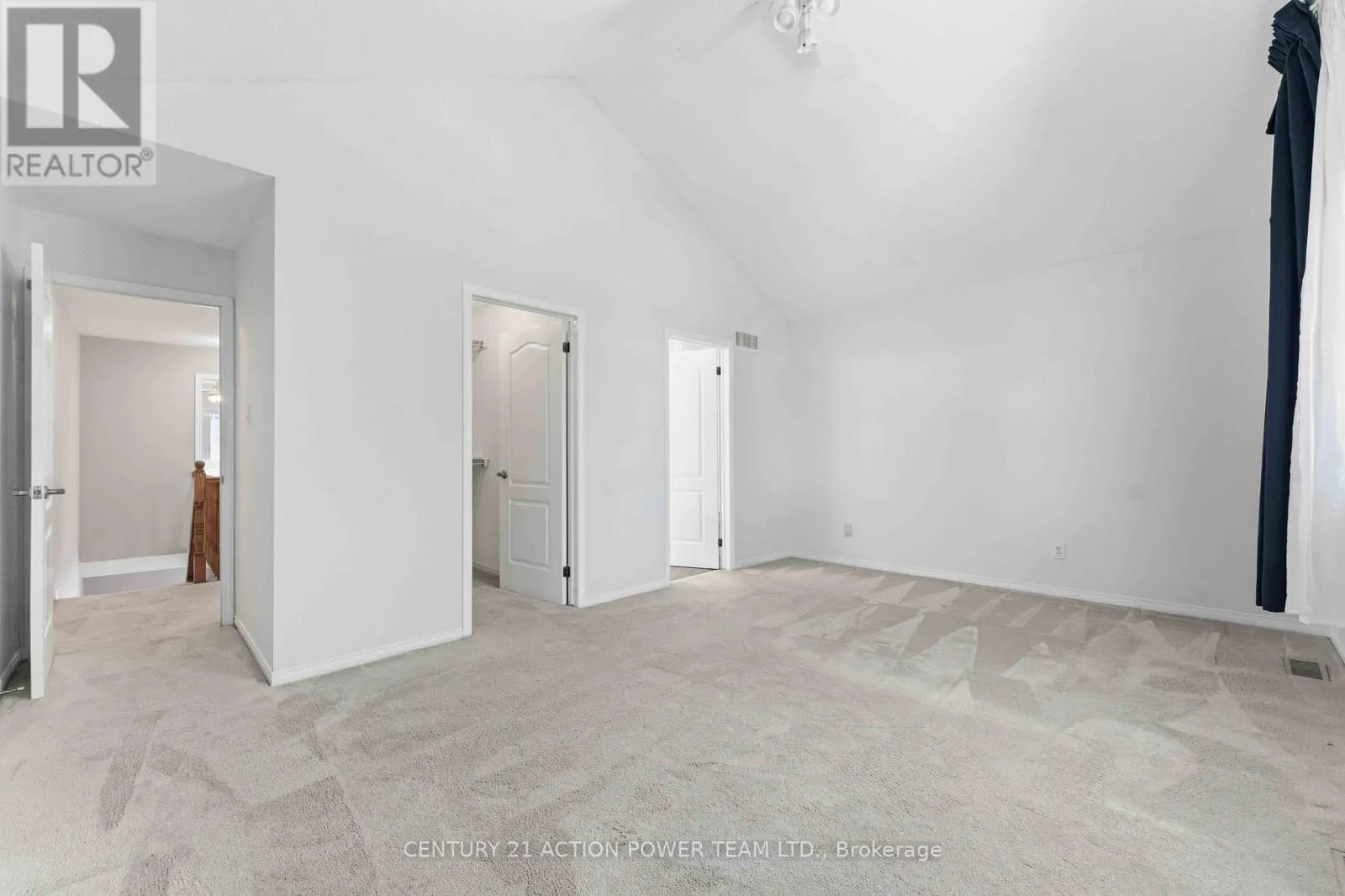 20 WOODFORD WAY N