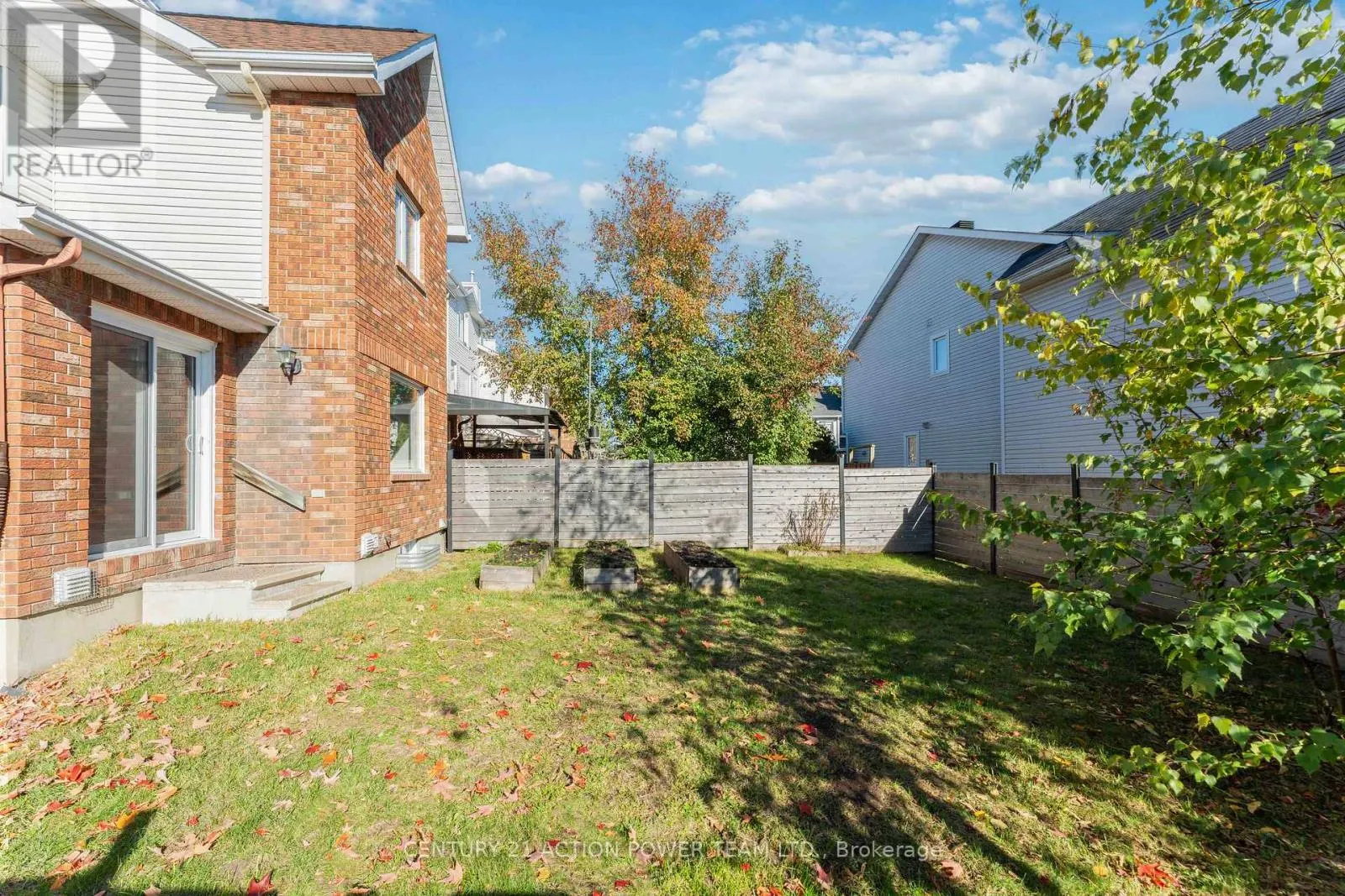 20 WOODFORD WAY N