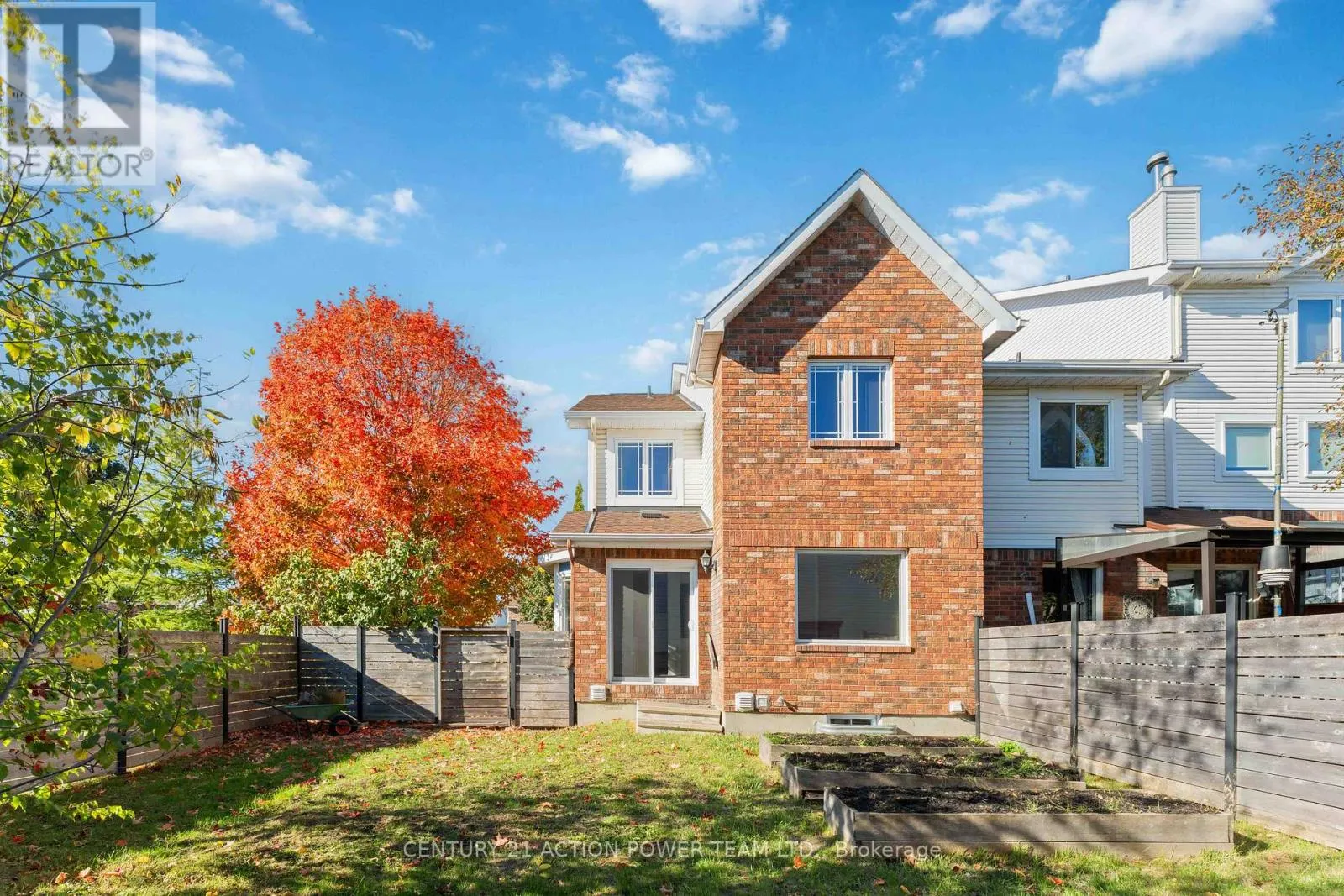 20 WOODFORD WAY N
