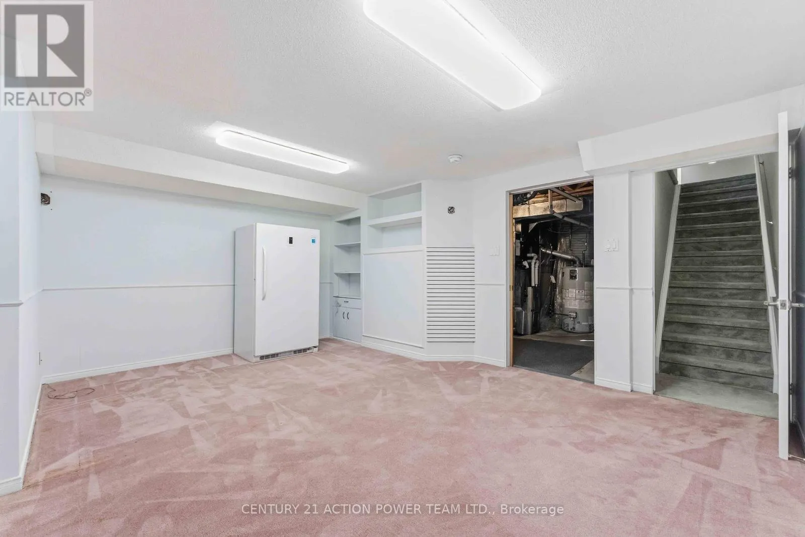 20 WOODFORD WAY N