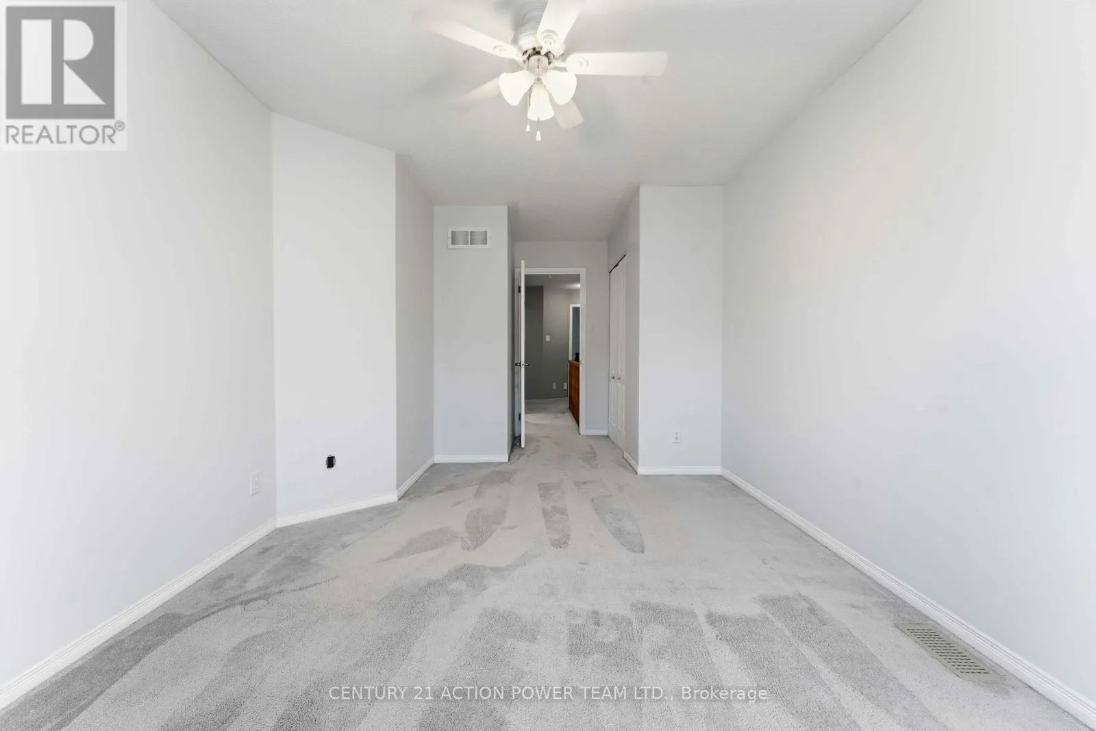 20 WOODFORD WAY N