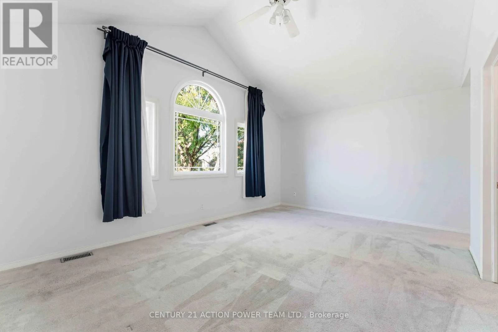 20 WOODFORD WAY N