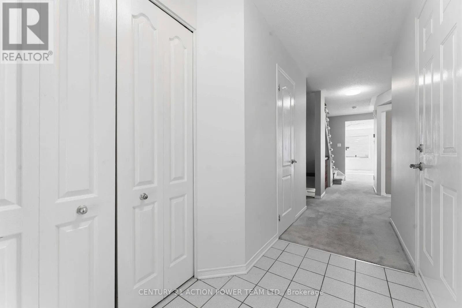 20 WOODFORD WAY N