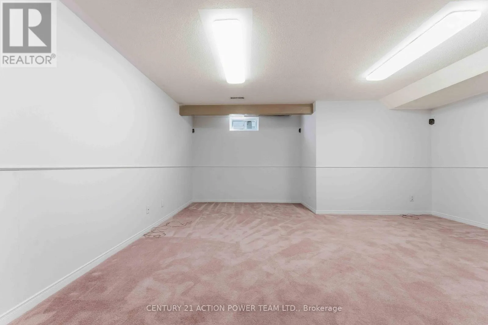 20 WOODFORD WAY N