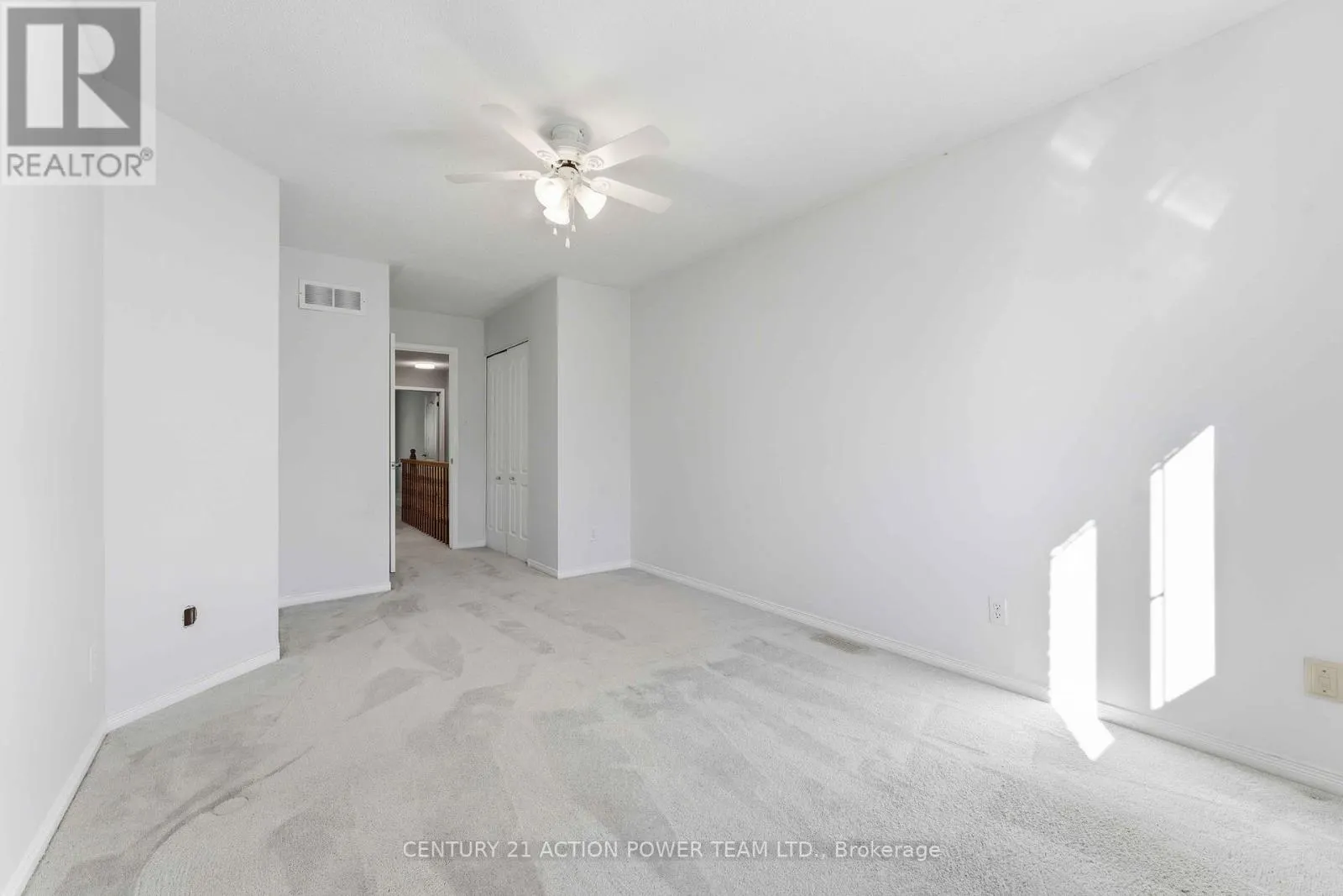 20 WOODFORD WAY N