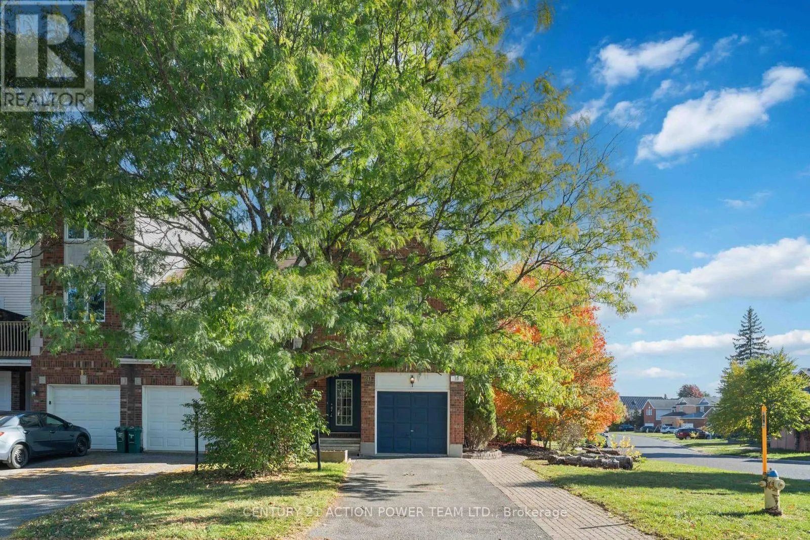 20 WOODFORD WAY N