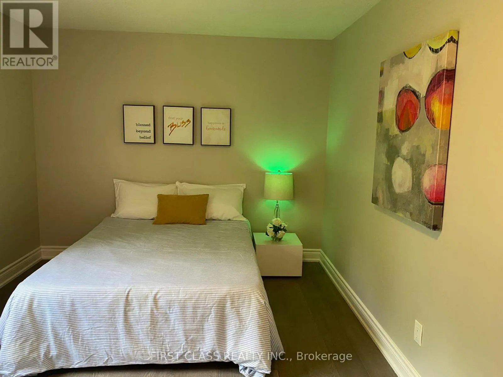 576 KORTRIGHT ROAD W