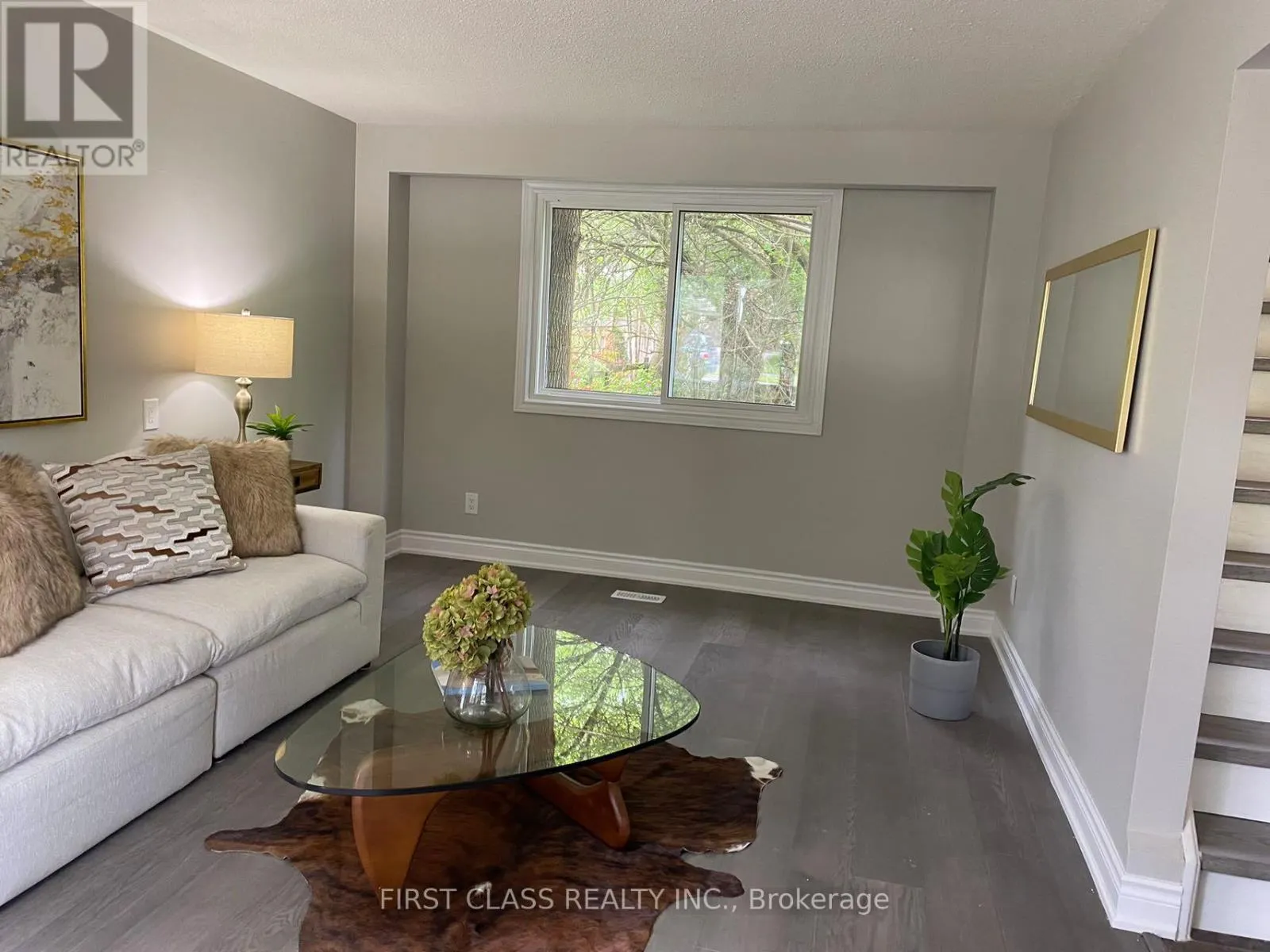 576 KORTRIGHT ROAD W