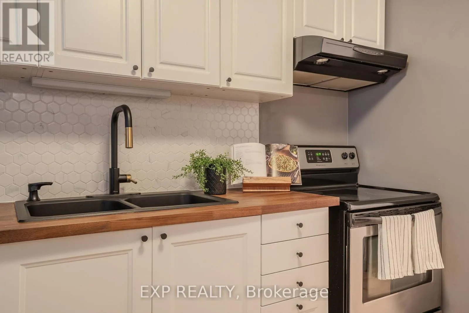 8 - 38 ELMA STREET, #8