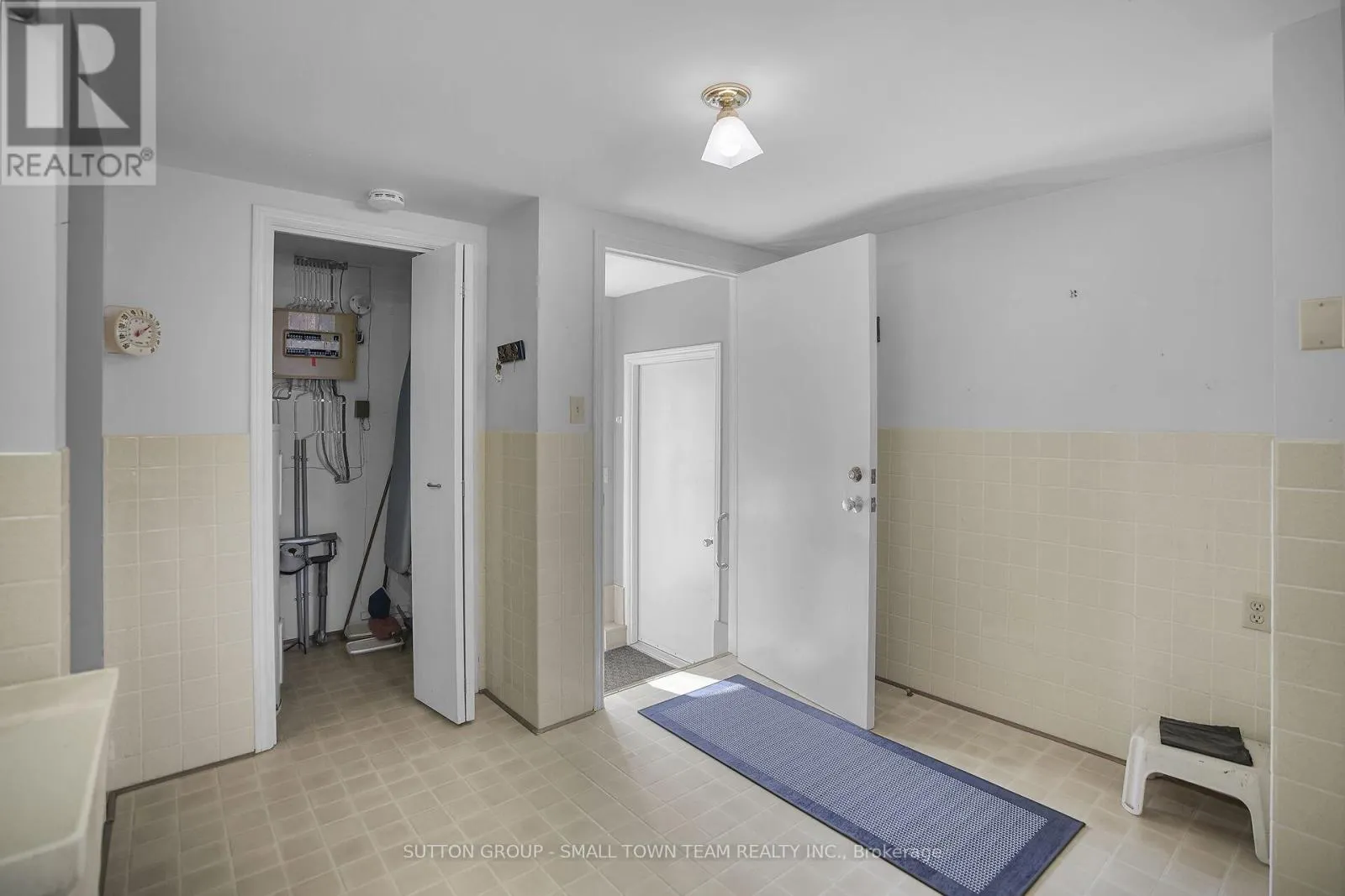110 JOHN STREET W
