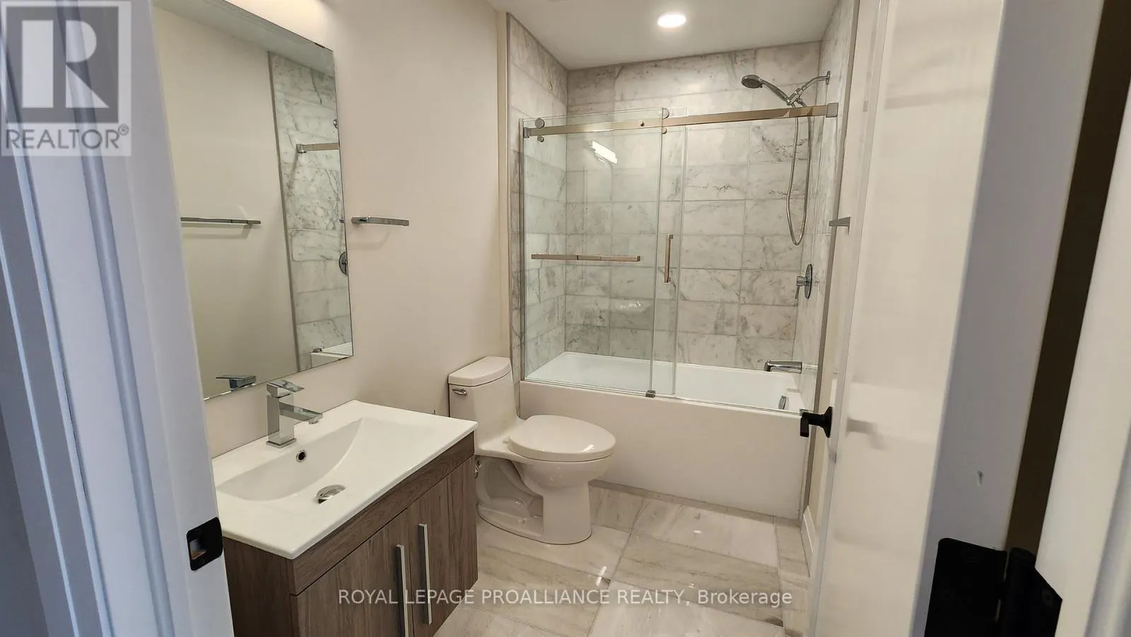 3 - 261 FRONT STREET, #3