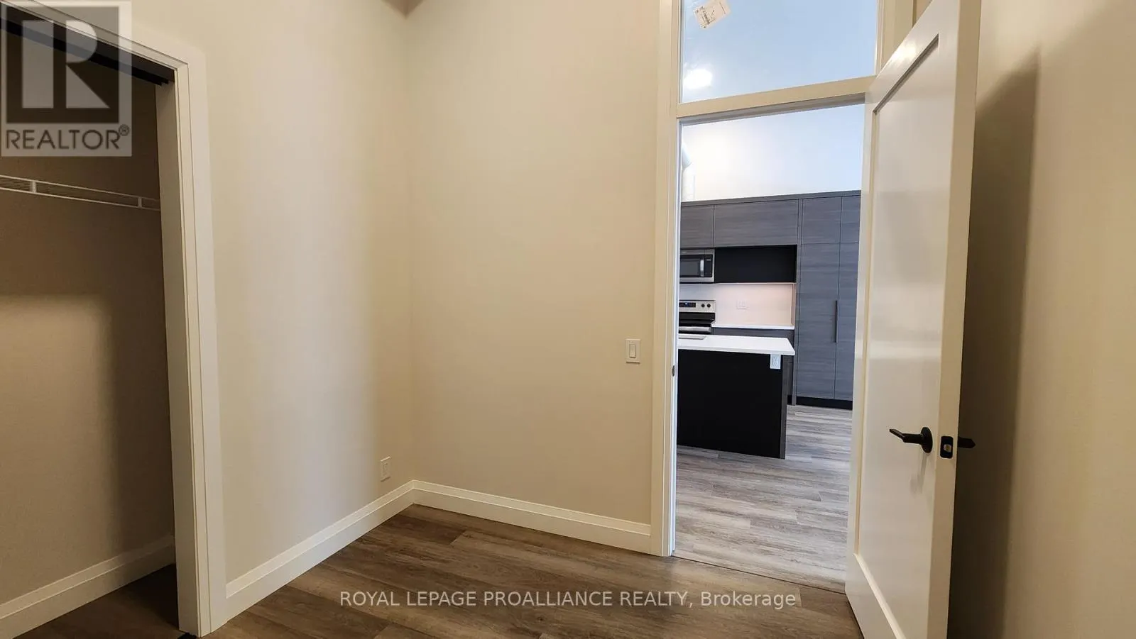 3 - 261 FRONT STREET, #3