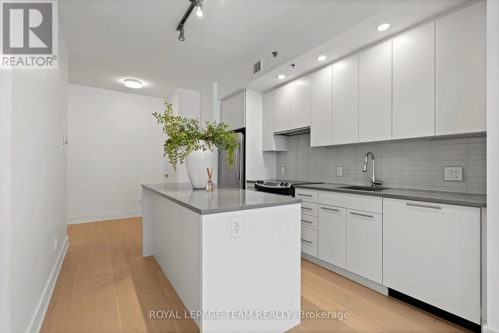 207 - 108 RICHMOND ROAD