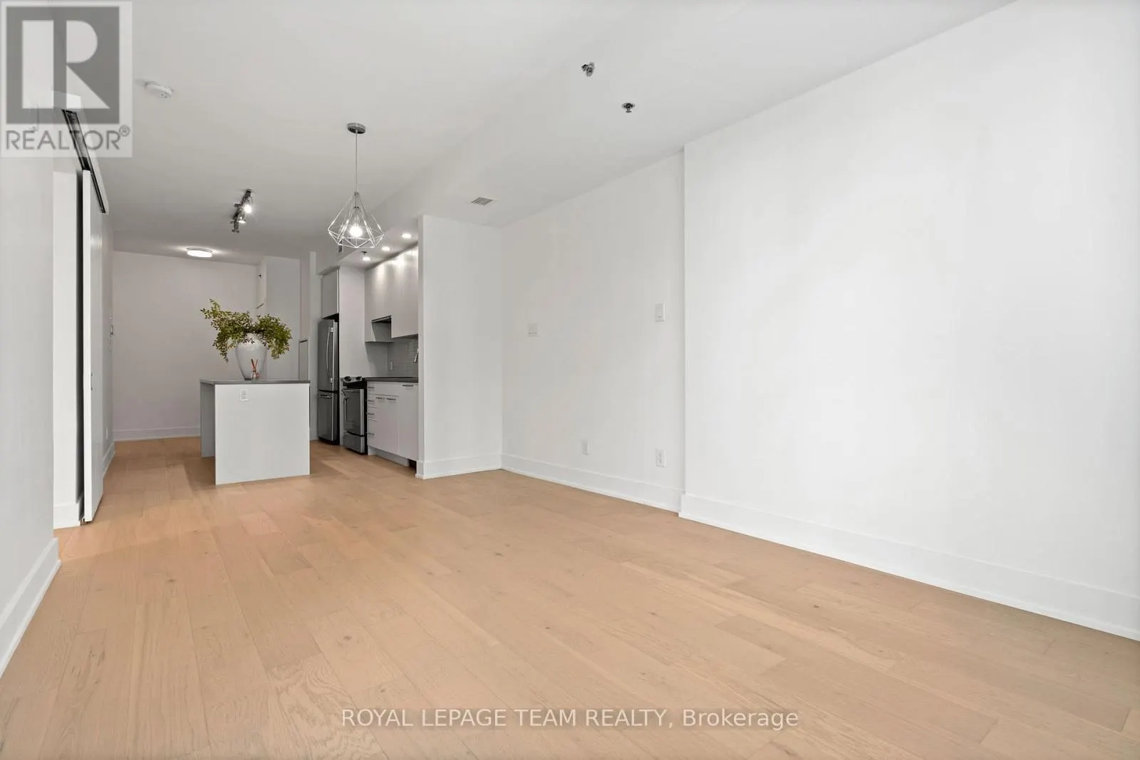 207 - 108 RICHMOND ROAD