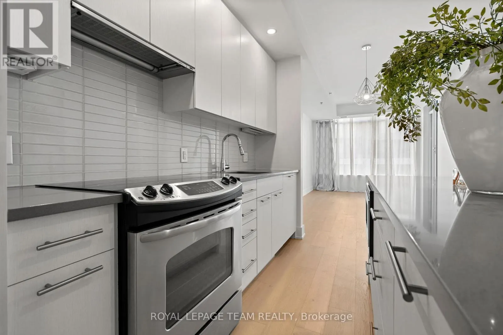 207 - 108 RICHMOND ROAD