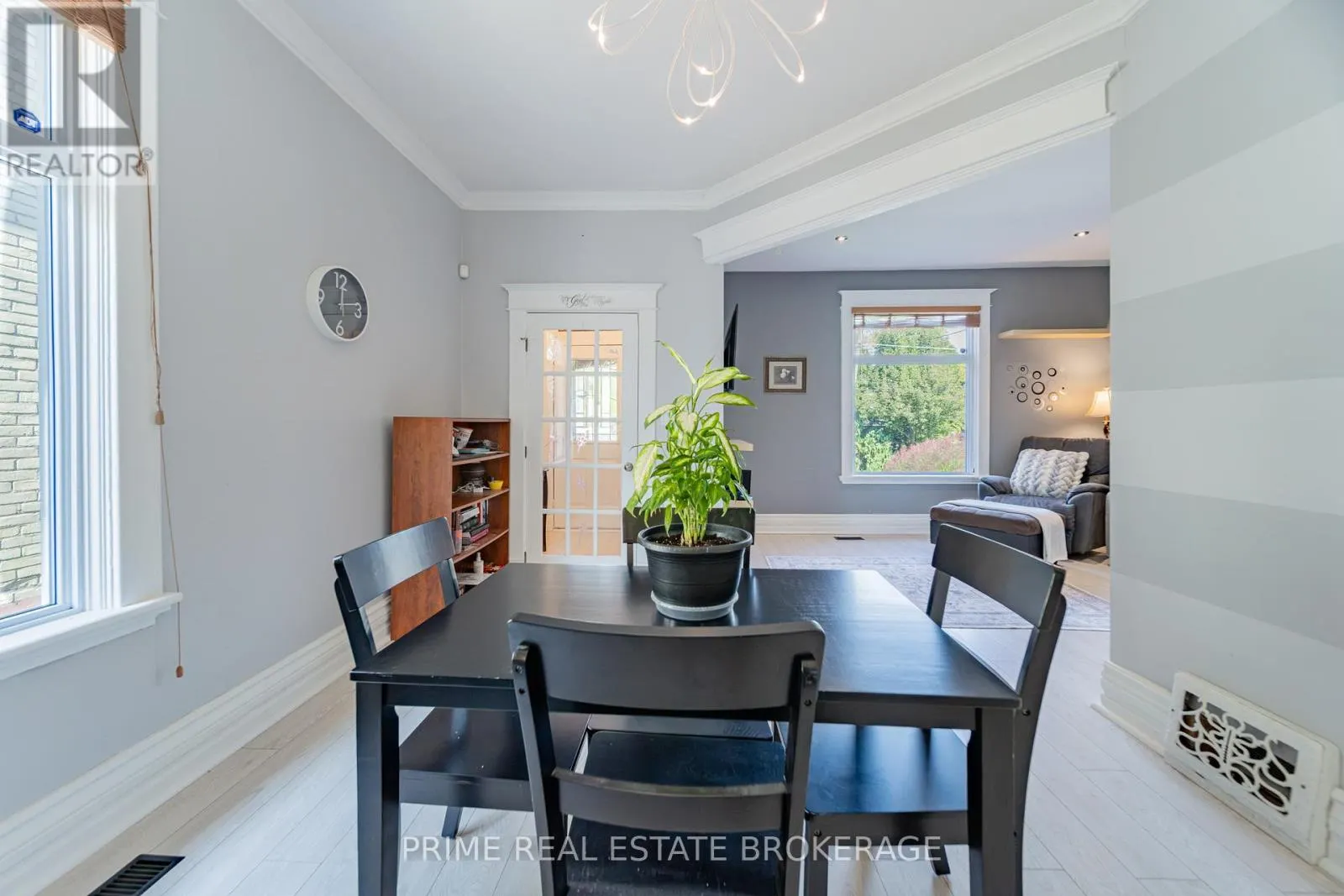11 BRISCOE STREET E