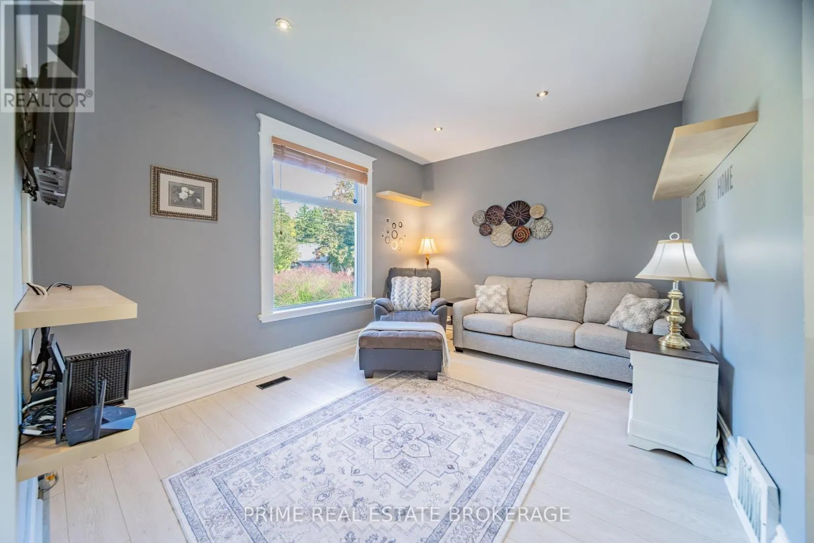 11 BRISCOE STREET E