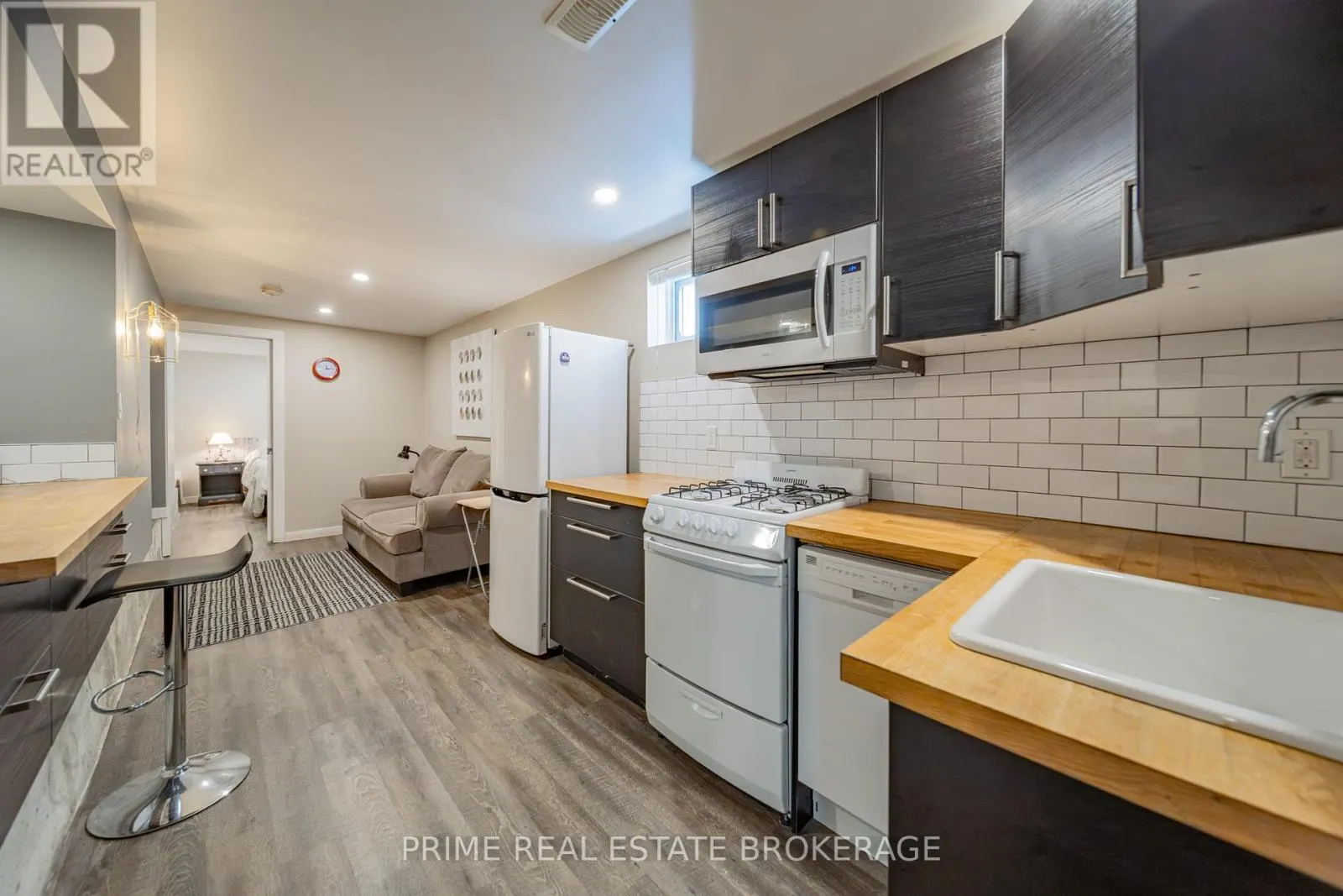 11 BRISCOE STREET E