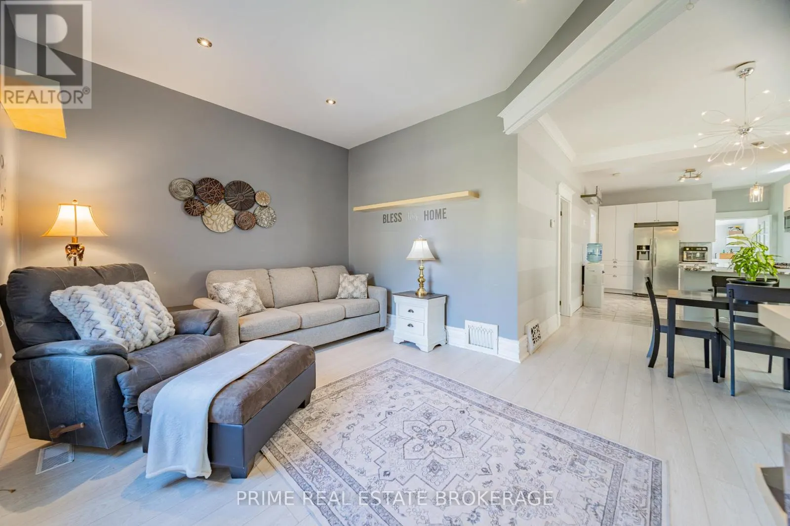 11 BRISCOE STREET E