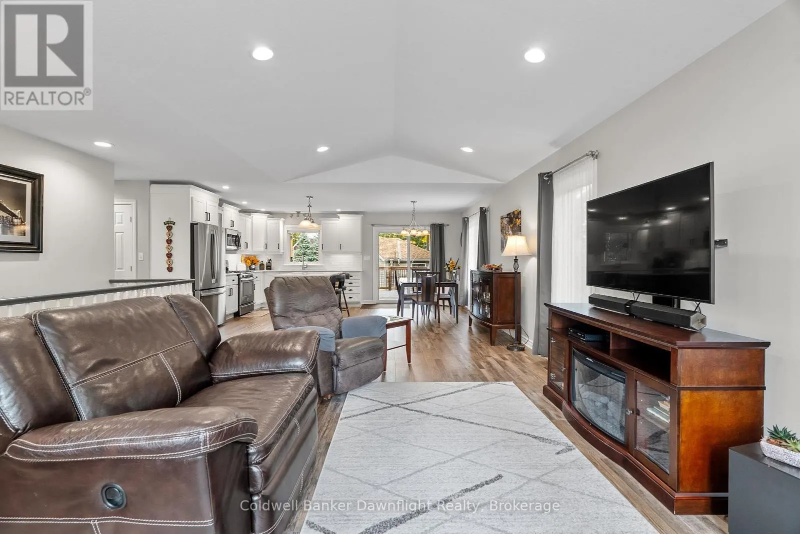 86 HURON STREET W