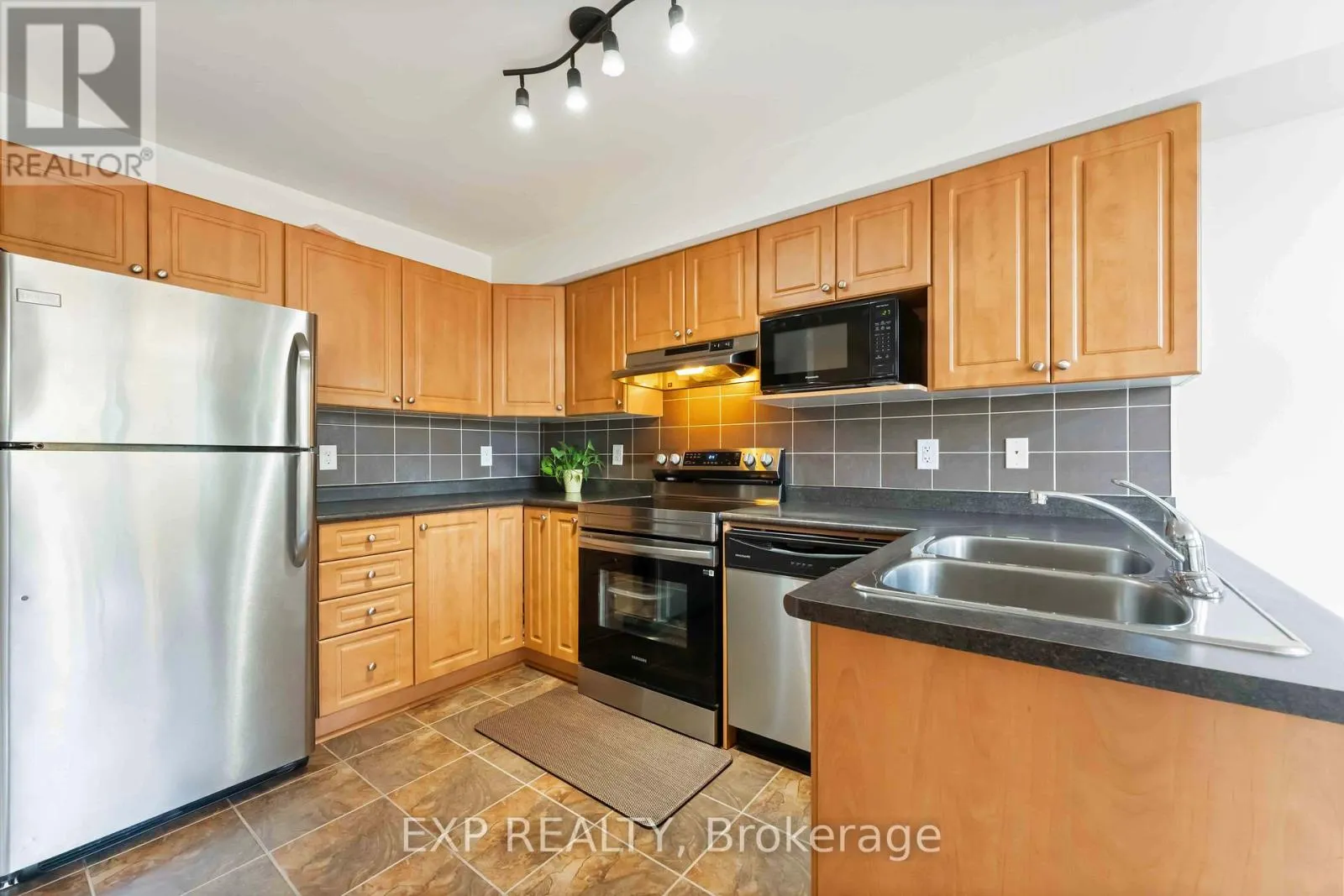 438 HARESFIELD COURT