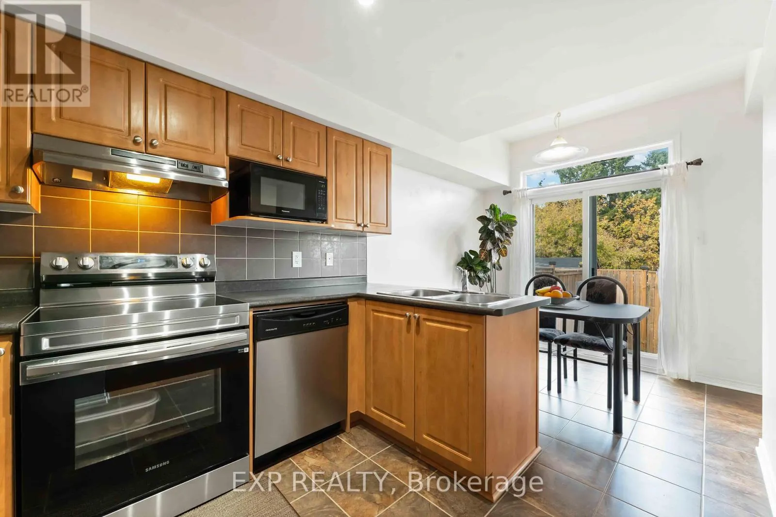 438 HARESFIELD COURT