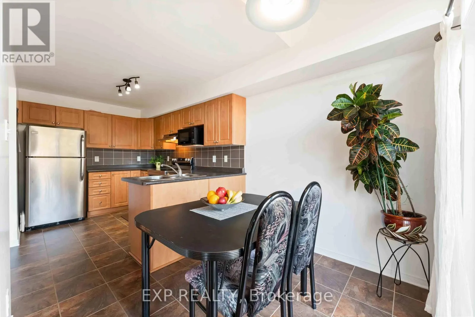 438 HARESFIELD COURT