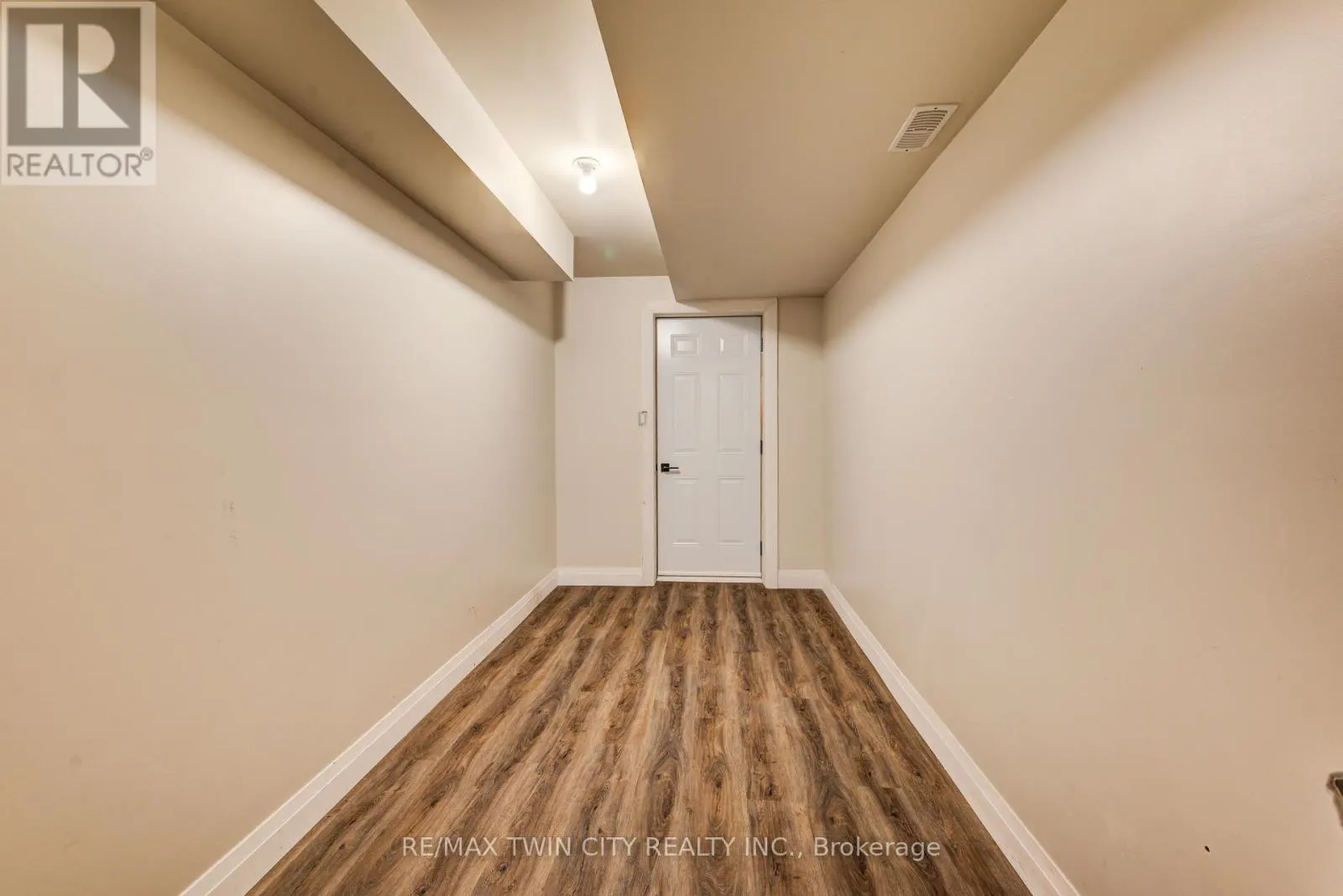 928 CHAPEL HILL COURT S