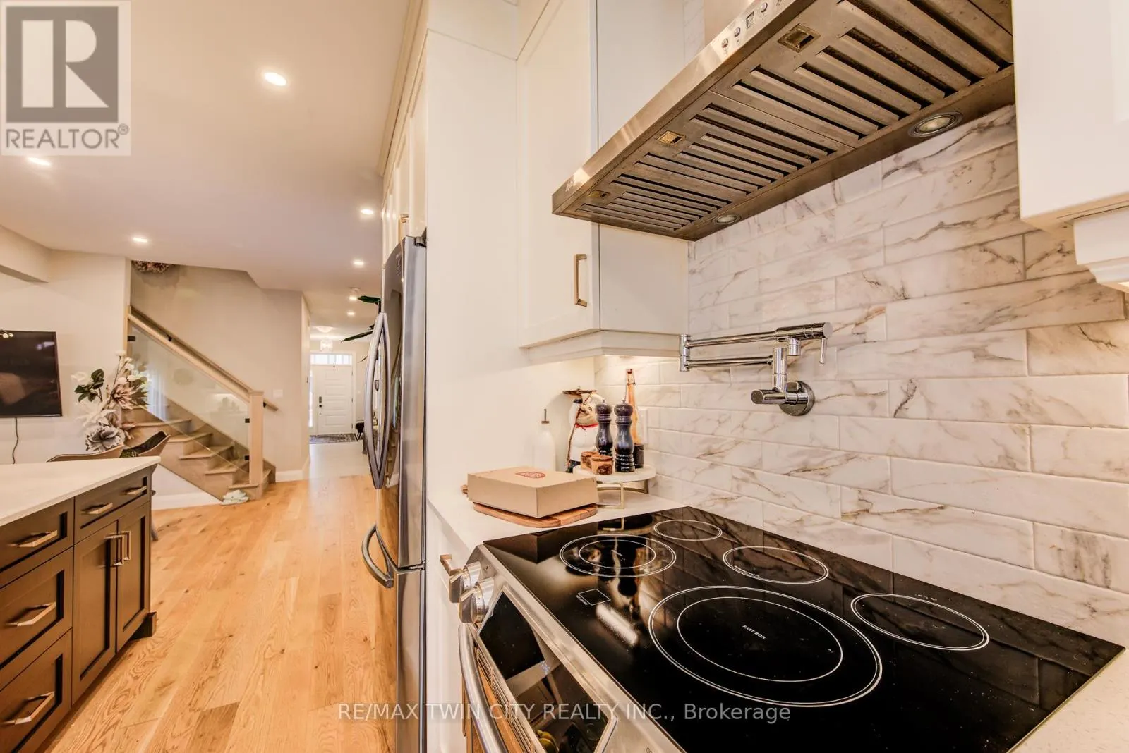 928 CHAPEL HILL COURT S