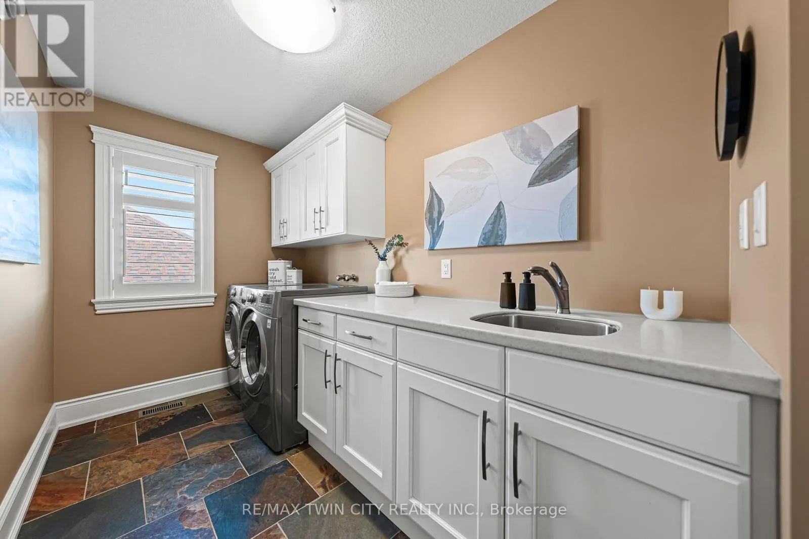 541 FALCONRIDGE CRESCENT