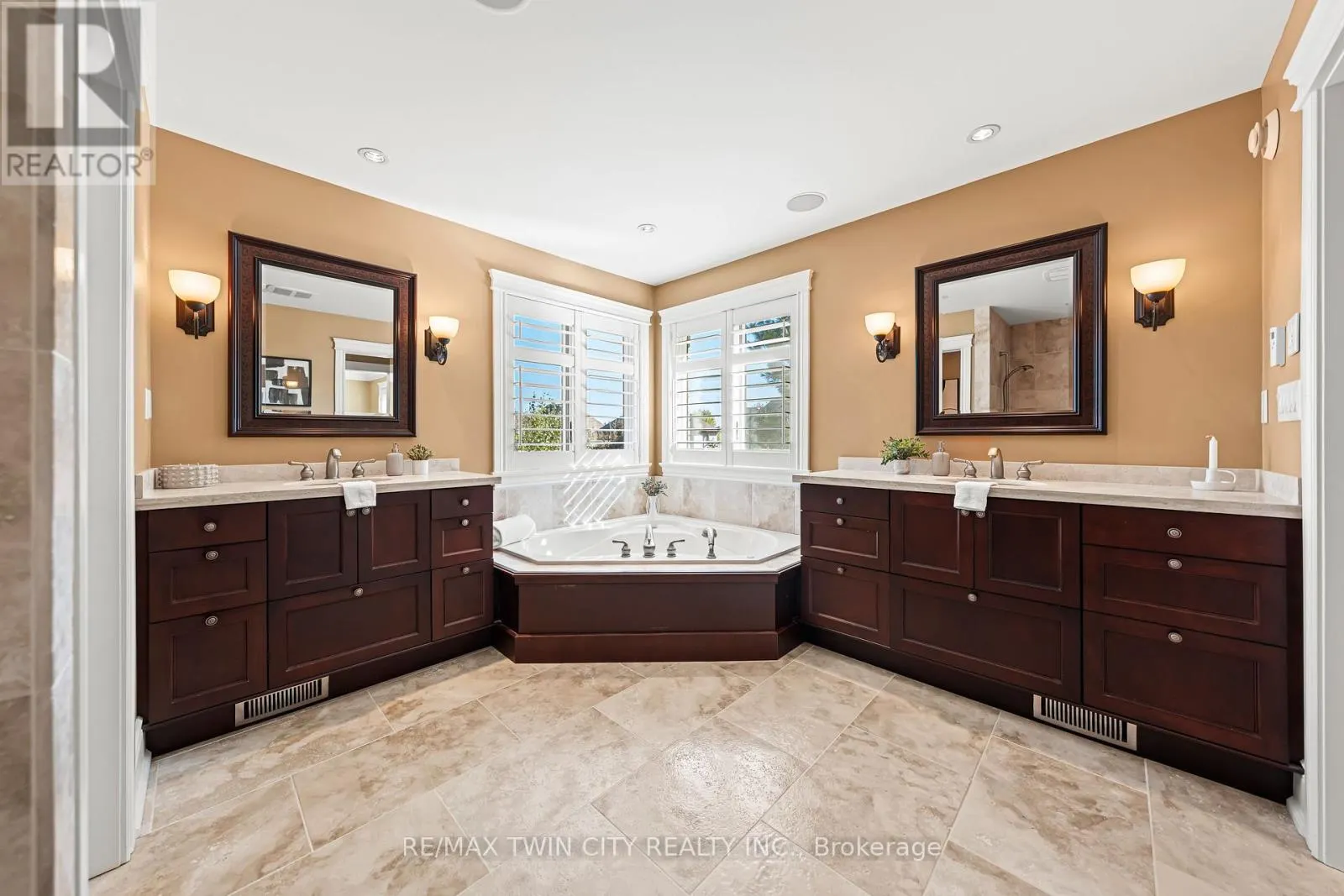 541 FALCONRIDGE CRESCENT