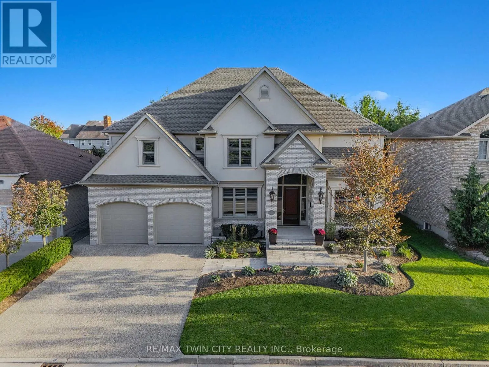 541 FALCONRIDGE CRESCENT