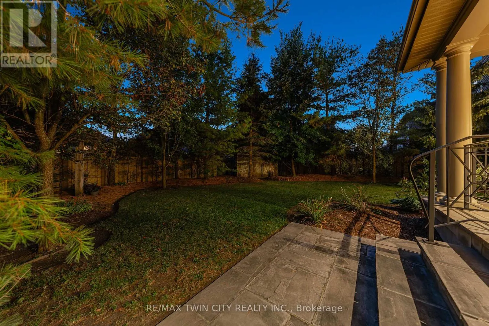 541 FALCONRIDGE CRESCENT