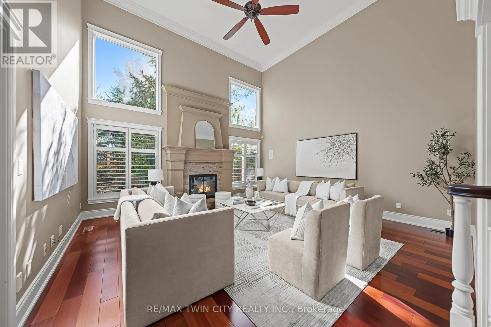 541 FALCONRIDGE CRESCENT