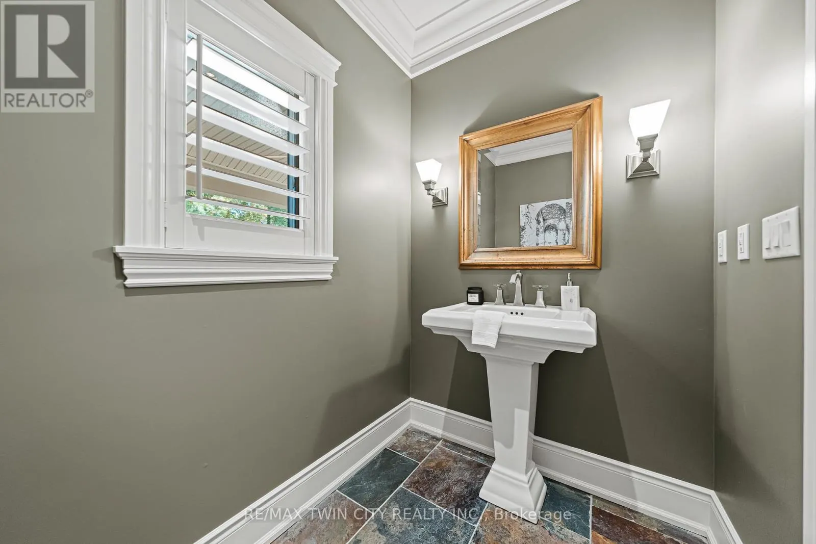 541 FALCONRIDGE CRESCENT