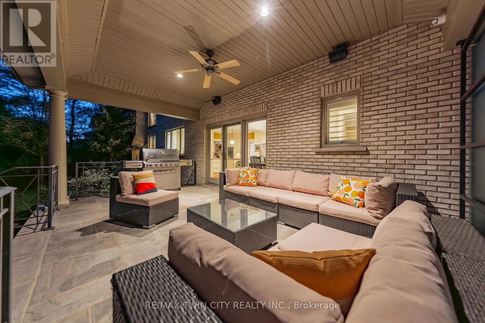 541 FALCONRIDGE CRESCENT