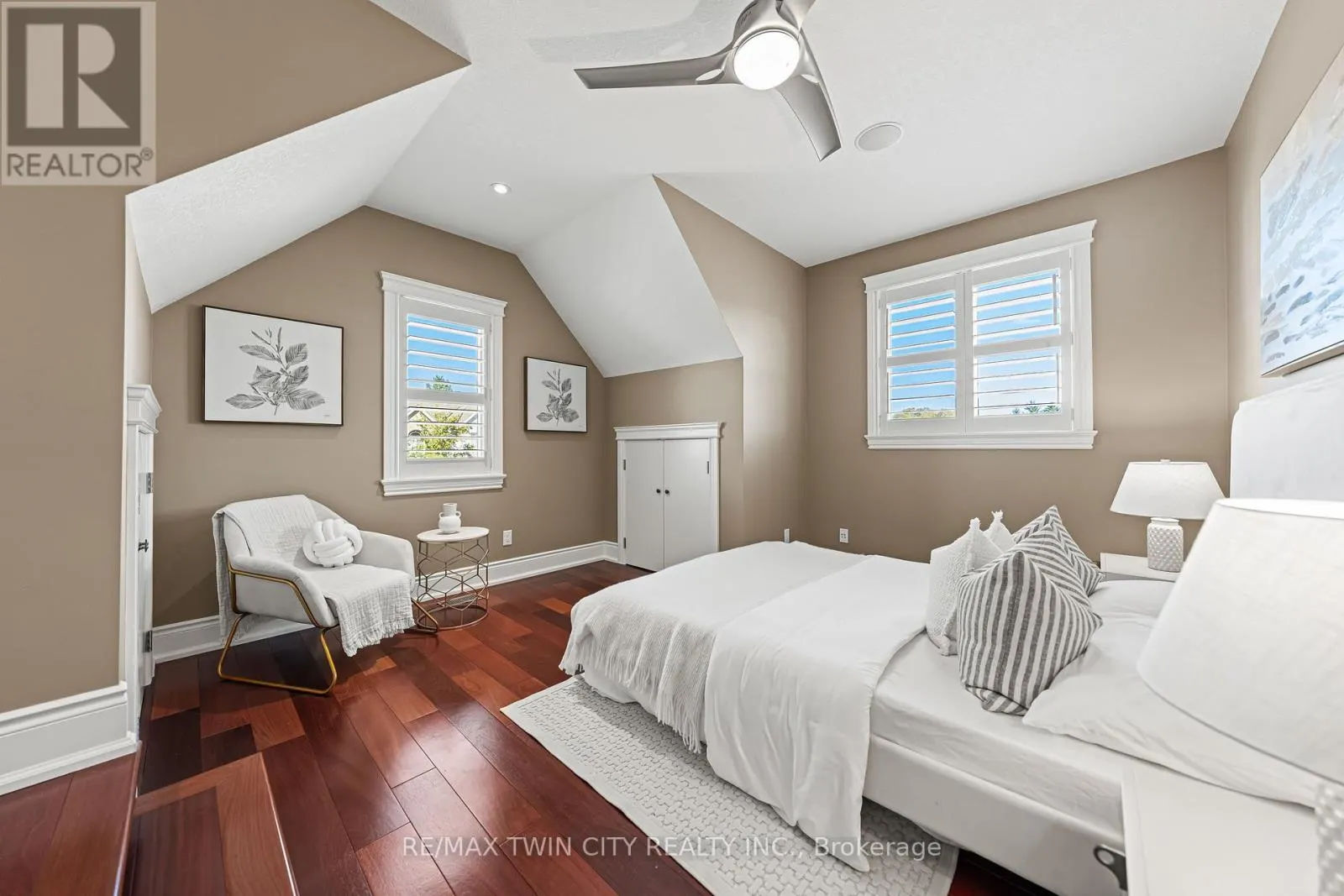 541 FALCONRIDGE CRESCENT