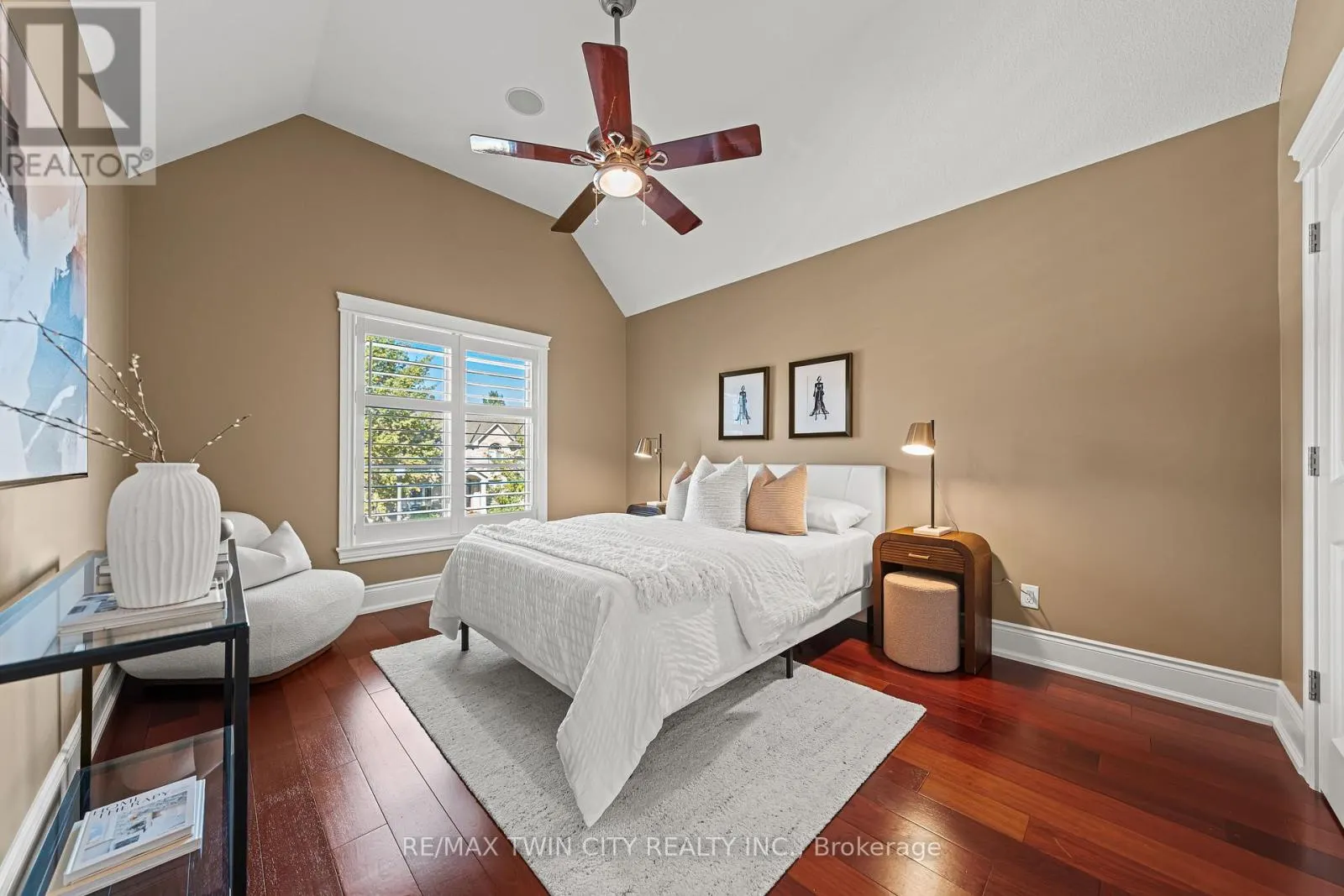 541 FALCONRIDGE CRESCENT