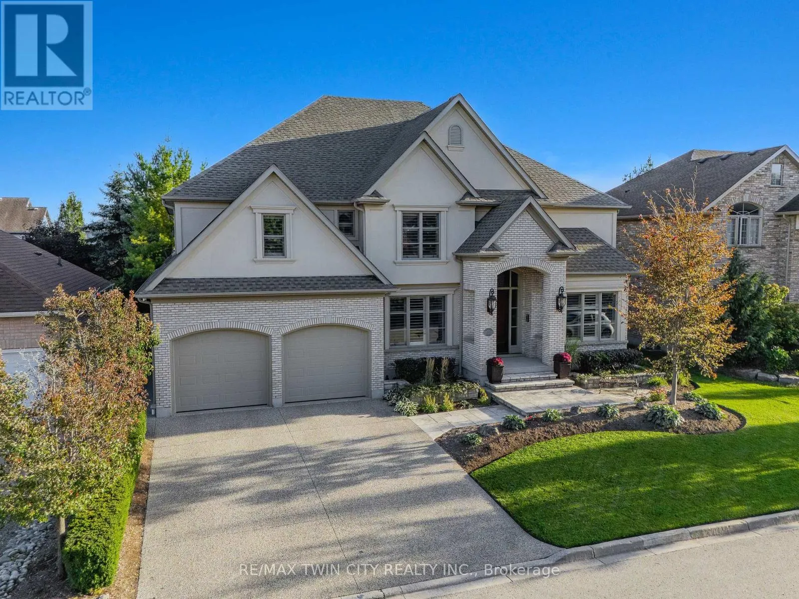 541 FALCONRIDGE CRESCENT